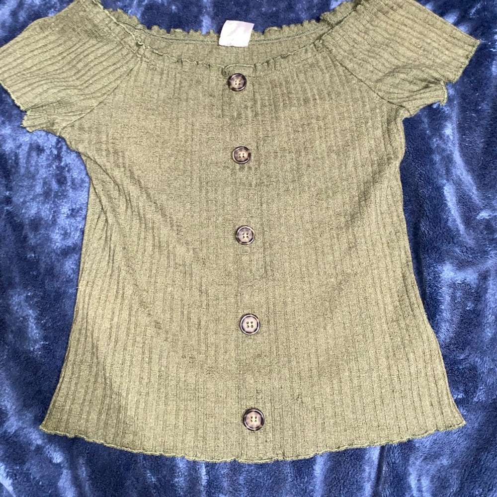 Cropped green shirt